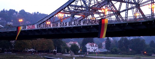 Deutschlandfahnen und Spruchbanner auf Dresdner Brücke „Blaues Wunder“