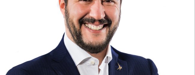 „Wir sind bewaffnet“: Linke sind empört über Salvini-Bild mit Schnellfeuergewehr