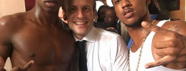 Macron mit halbnackten Schwarzafrikanern: „Das hat Frankreich nicht verdient“