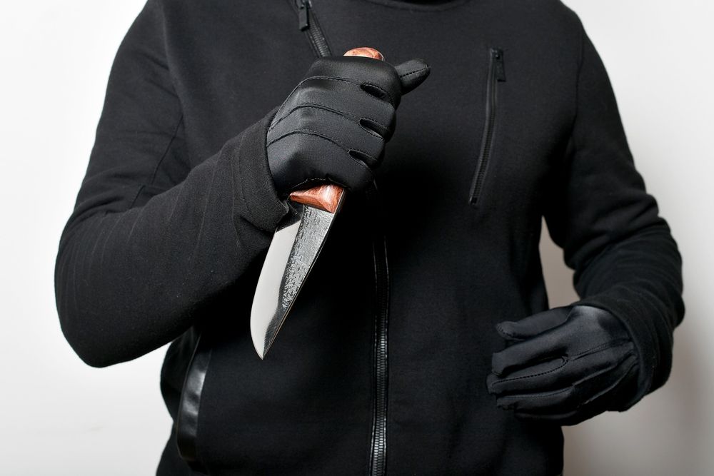 Der Preis der „Bereicherung“: Messerstecher mit „dunklem Hauttyp“ wütet auf Dorfparty