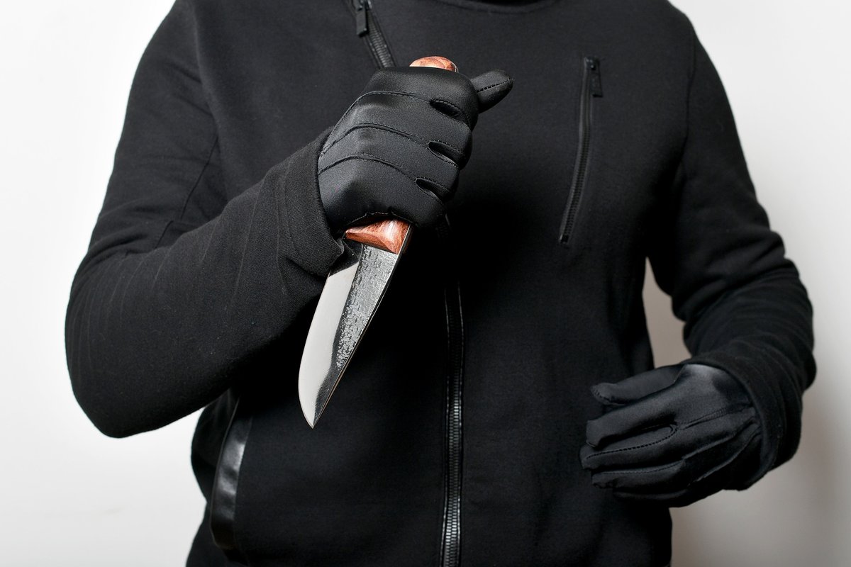 Der Preis der „Bereicherung“: Messerstecher mit „dunklem Hauttyp“ wütet auf Dorfparty
