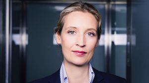 Weidel im Sommerinterview: Merz und Klingbeil sind „Flachzangen“