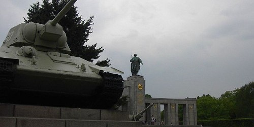 Petition gegen Putin: „Bild“-Zeitung will Panzer am sowjetischen Ehrenmal in Berlin entfernen