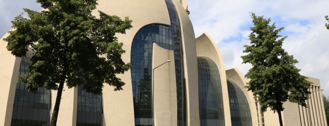 Domstadt Köln gibt sich auf: OB Reker erlaubt allen Moscheen den Muezzinruf