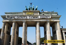 Identitäre Bewegung besetzt das Brandenburger Tor in Berlin
