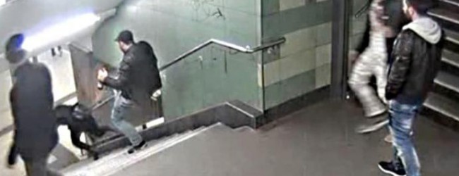 Berlin: Südländer-Gang tritt eine Frau brutal die Treppe in einer S-Bahn Station herunter