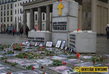 Ein Jahr nach dem Weihnachtsmarktattentat: Identitäre setzen Denkmal für Islamopfer am Brandenburger Tor