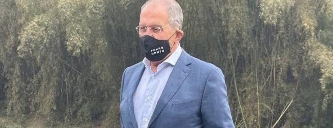 Corona-Maske mit eindeutiger Aufschrift: Russischer Außenminister bekennt Farbe