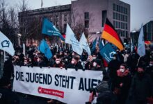 Corona-Proteste werden zum Flächenbrand: In ganz Deutschland gehen Zehntausende auf die Straße
