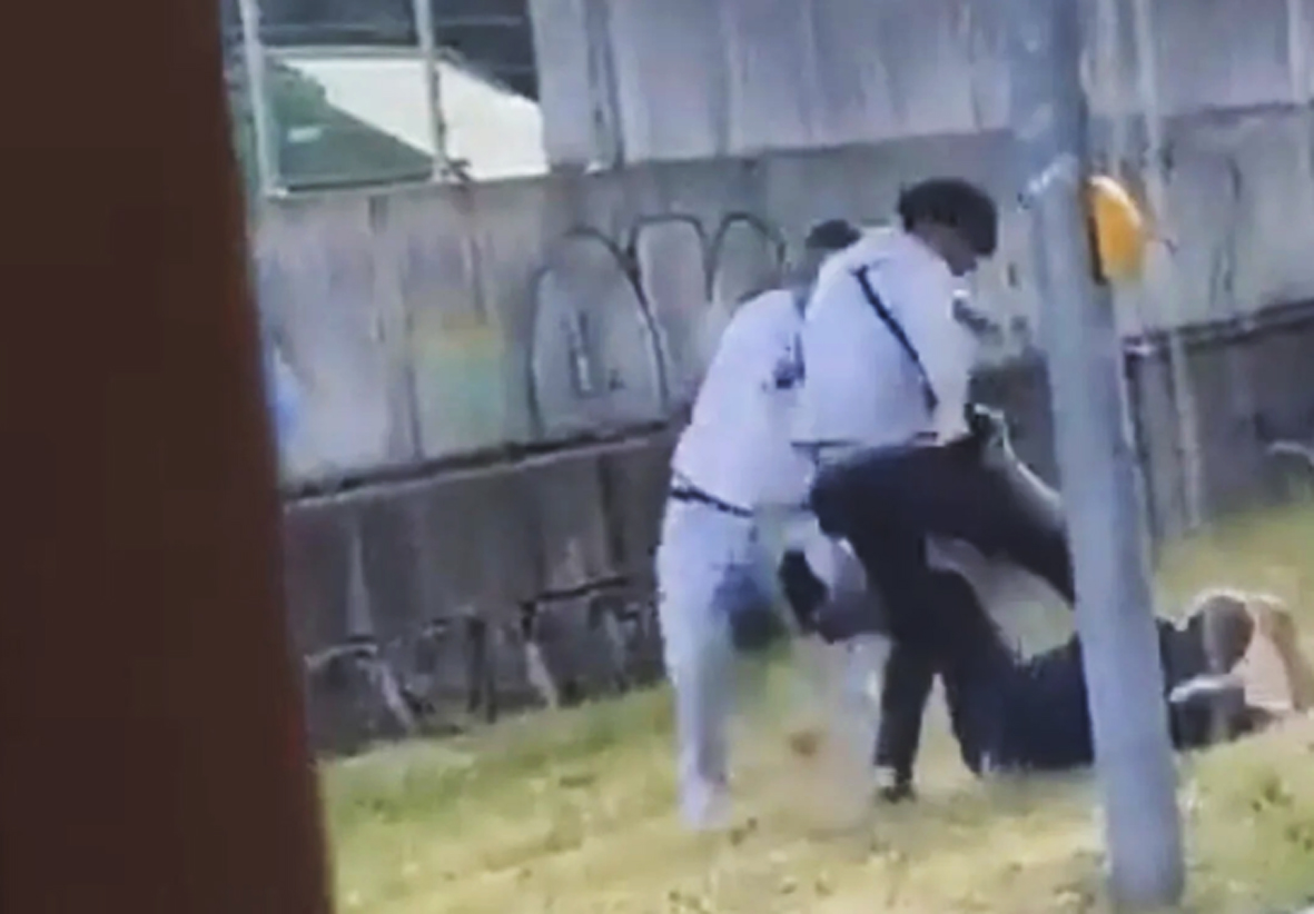 Horrorvideo aus Sachsen: Migranten treten auf wehrlosen Lokführer ein